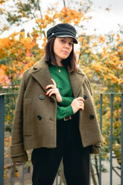 Güz kıyafetli genç ve çekici kadın fotokopi alanı