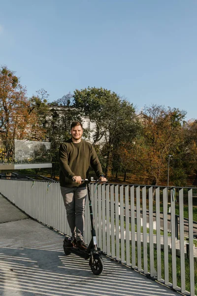 Молодий Сильний Чоловік Їде Електричному Скутері Копіювати Простір — стокове фото