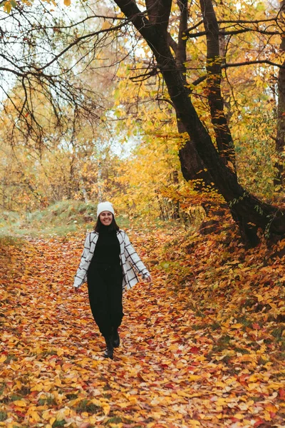 Fericit Femeie Toamna Oraș Parc Oraș Fundal Copia Spațiu — Fotografie, imagine de stoc