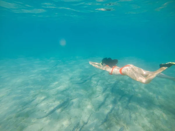 Žena Potápění Pod Vodou Potápěčské Masce Ploutve Pod Vodou — Stock fotografie
