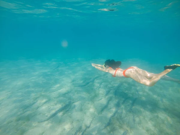 Frau Taucht Unter Wasser Tauchermaske Und Schwimmflossen Unter Wasser — Stockfoto