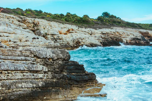 Vista Olas Rocosas Junto Mar Con Espuma Blanca Espacio Copia —  Fotos de Stock