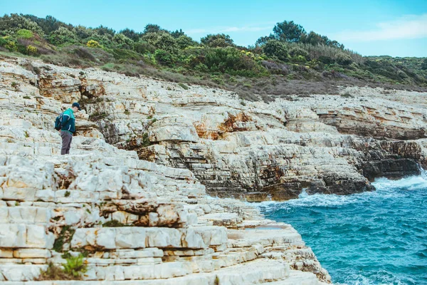 Adam Tırmanıyor Kayalık Kenar Deniz Manzarasının Tadını Çıkarıyor Seyahat Kavramı — Stok fotoğraf