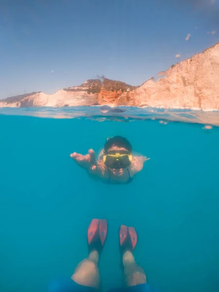 Mujer Nadando Bajo Agua Aletas Espacio Copia Máscara Buceo — Foto de Stock