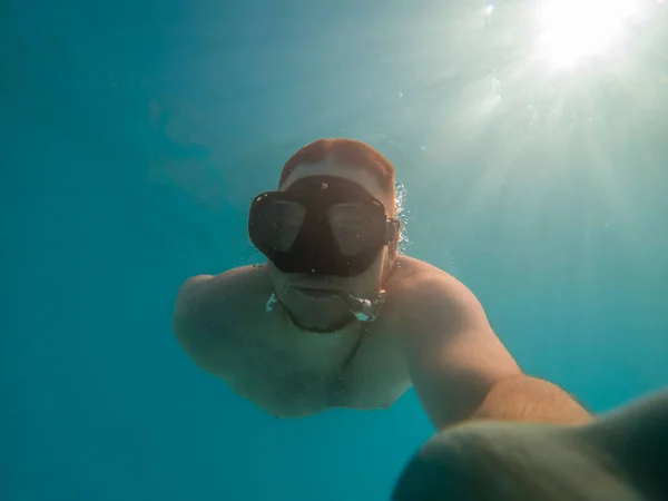Hombre Tomando Foto Selfie Bajo Agua Máscara Buceo Vacaciones Verano —  Fotos de Stock