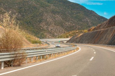 Arka plandaki Yunan hız yolu güzel manzara dağları kopya uzayı