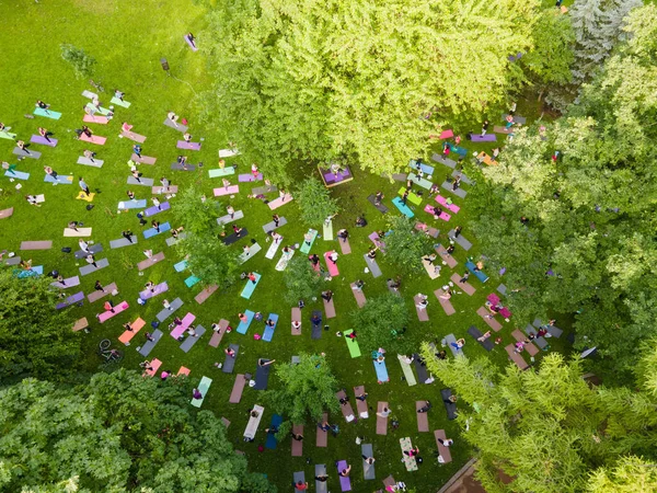 Vue Aérienne Des Gens Font Yoga Parc Public Ville — Photo