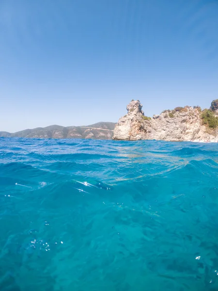 Yaz manzarası berrak mavi deniz suyu güzel manzara