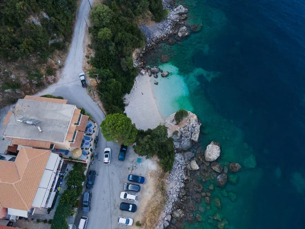Yunanistan Vasiliki Kenti Yakınlarında Deniz Yoluyla Giden Tepedeki Manzaralı Araba — Stok fotoğraf