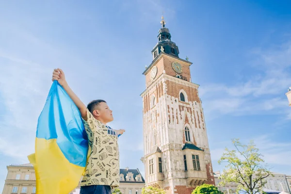 Маленький Мальчик Украинским Флагом Кракове Польша Города Копия Пространства Дружбы — стоковое фото