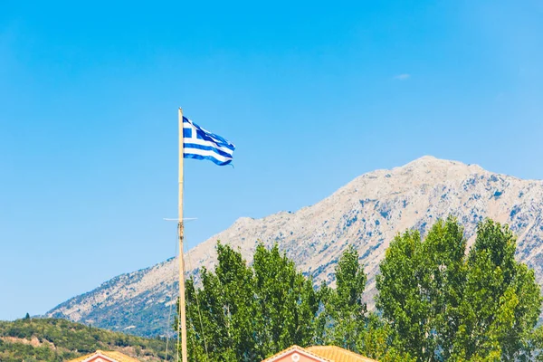 Grecka Flaga Wisi Maszcie Słoneczny Dzień Góry Tle — Zdjęcie stockowe