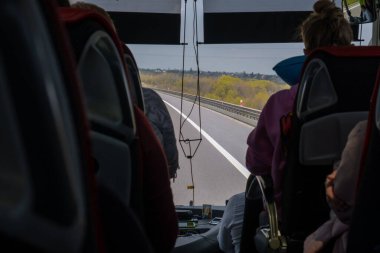 İçinde otobüs yolu otoyolu var.