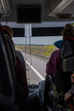 İçinde otobüs yolu otoyolu var.