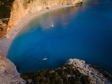 Lefkada adasındaki Porto Katsiki plajındaki yatın hava görüntüsü gün batımı zamanı