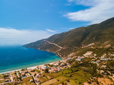 Lefkada adasında rüzgar sörfü yapan Vasiliki sahilinin hava manzarası Yunanistan 'ı kopyaladı