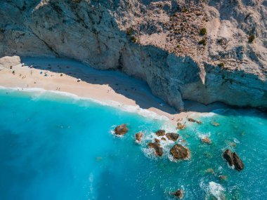 Lefkada adasındaki Porto Katsiki plajının hava manzarası Yunanistan