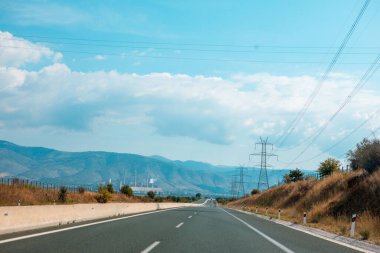 Güneşli bir günde otoyol manzarası Kopyalama alanı