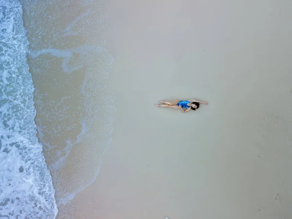 Vista Aerea Della Donna Costume Bagno Blu Sulla Spiaggia Del — Foto Stock