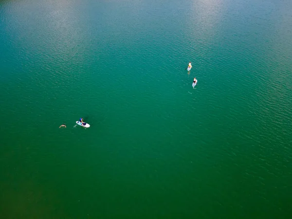 Overhead View People Paddle Boards Middle Lake Copy Space — Stock Photo, Image