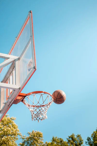 Basketbol Topu Kalede Yakın Mesafede — Stok fotoğraf