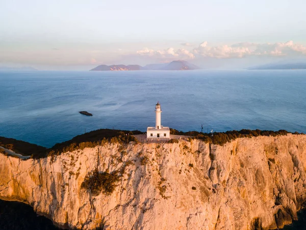 Lefkada Adasındaki Deniz Fenerinin Uçurum Fotokopi Alanındaki Hava Görüntüsü — Stok fotoğraf