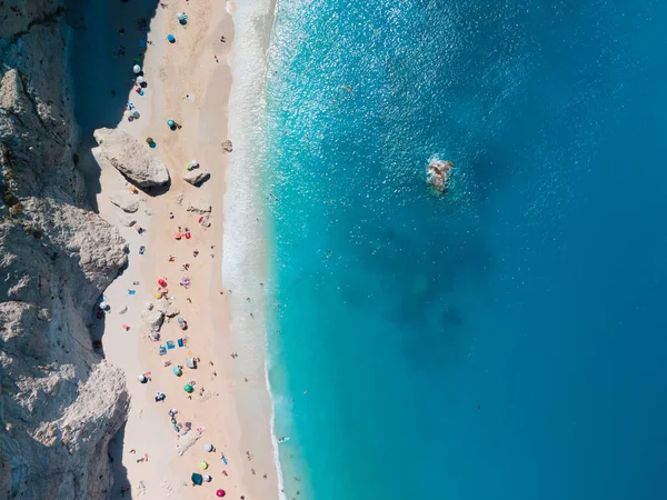 Lefkada adasındaki Porto Katsiki plajının hava manzarası Yunanistan