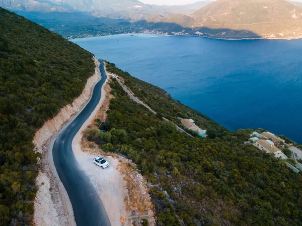 Deniz kıyısı fotokopi alanı manzaralı dağlarda yolculuk kavramı