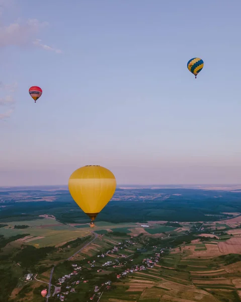 Blick Auf Luftballon Mit Korb Fliegt Bei Sonnenuntergang Kopierraum — Stockfoto