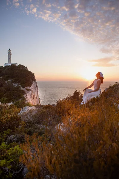 Mutlu Kadın Lefkada Adasının Deniz Feneri Manzarasında Oturuyor Yunanistan Yukarısında — Stok fotoğraf