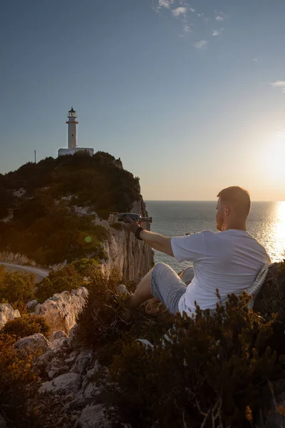 Bir Adam Deniz Kenarındaki Kayalıklarda Gün Batımında Lefkada Yunanistan Daki — Stok fotoğraf