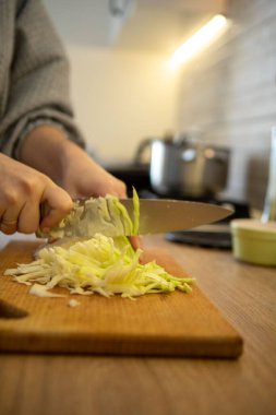 Kesik tahtada lahana doğramak.