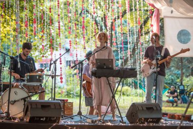 Lviv, Ukrayna - 16 Temmuz 2021: Şehir parkındaki yoga grubunda konser
