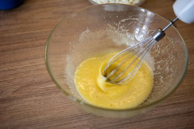 Yumurtaları kasede karıştırmak. Yemek pişirme konseptini kapat.