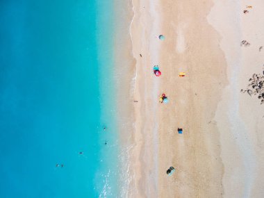 Yunanistan Lefkada adasındaki Egremni plajının hemen üstünde küçük uzay teknesi kopyaları var.