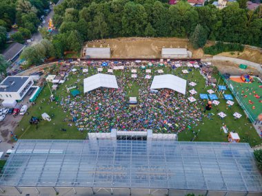 Lviv, Ukrayna - 26 Haziran 2021: Lviv Caz Festivali yaz mevsiminin en üst manzarası