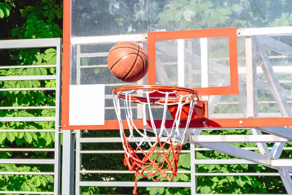 Basketbal Obruč Venku Léto Slunečný Den Kopírovat Prostor — Stock fotografie