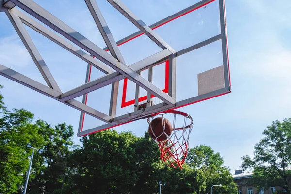 Basketbol Potası Açık Havada Yaz Güneşli Gün Fotokopi Alanı — Stok fotoğraf