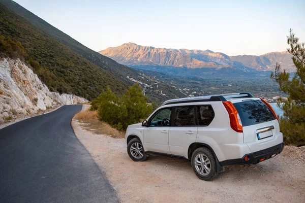 Coche Suv Borde Viaje Por Carretera Concepto Copia Espacio Lefkada — Foto de Stock