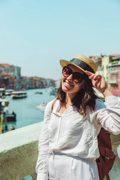 Güneşli yaz gününde arka plandaki Grand Canal Venice İtalya 'da kadın portresi