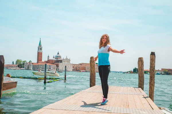 Turist kadın San Giorgio Maggiore Venedik 'e bakıyor.