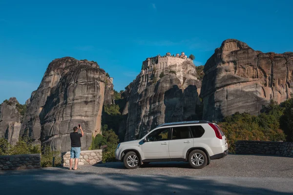 Grecia Coche Concepto Viaje Hombre Pie Cerca Suv Mirando Meteora — Foto de Stock