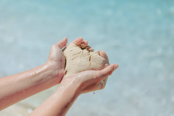 Mulher Segurando Areia Fazendo Forma Coração Mar Praia Fundo Close — Fotografia de Stock