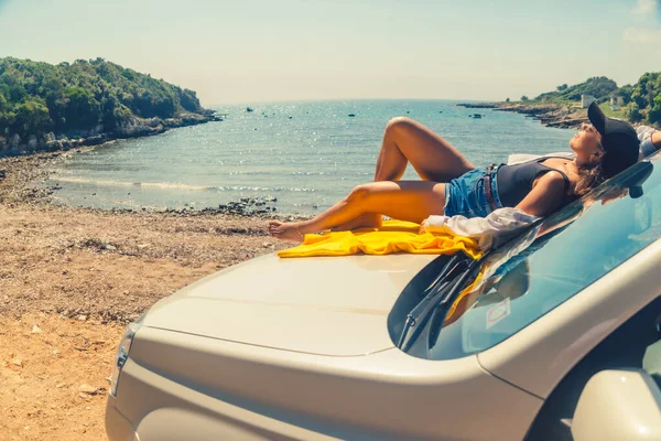 Glückliche Frau Meer Sommerstrand Sitzt Auto Motorhaube Urlaubskonzept — Stockfoto