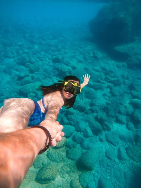 Vrouw Met Man Onderwater Volg Mijn Concept Hand Hand Tijdens — Stockfoto