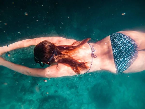 Žena Šnorchlování Maska Pod Vodou Léto Moře Dovolená — Stock fotografie