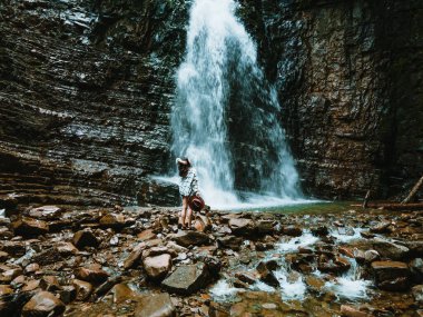 Kadın gezgin şelale fotokopi alanının keyfini çıkarıyor