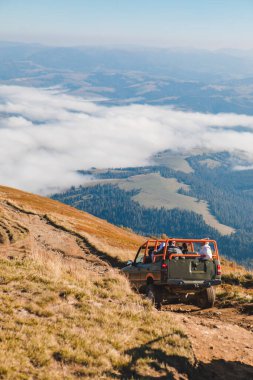 Dağ zirvesinde arazi araçlarına binen insanlar fotokopi alanı