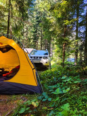 Sarı çadır ve arazi aracı yaz mevsiminde