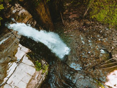 Carpathian dağlarındaki şelalenin havadan görünüşü kopyalama uzayı