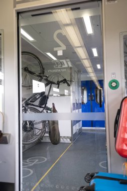 Krakow, Polonya - 11 Mayıs 2022: trende bisiklet modern ulaşım kopya uzayı